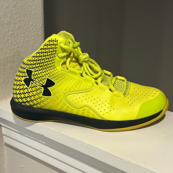 Under Armour Youth Size 5Y US 1251664-731 Clutch fit Lightning Basketball - Picture 2 of 9